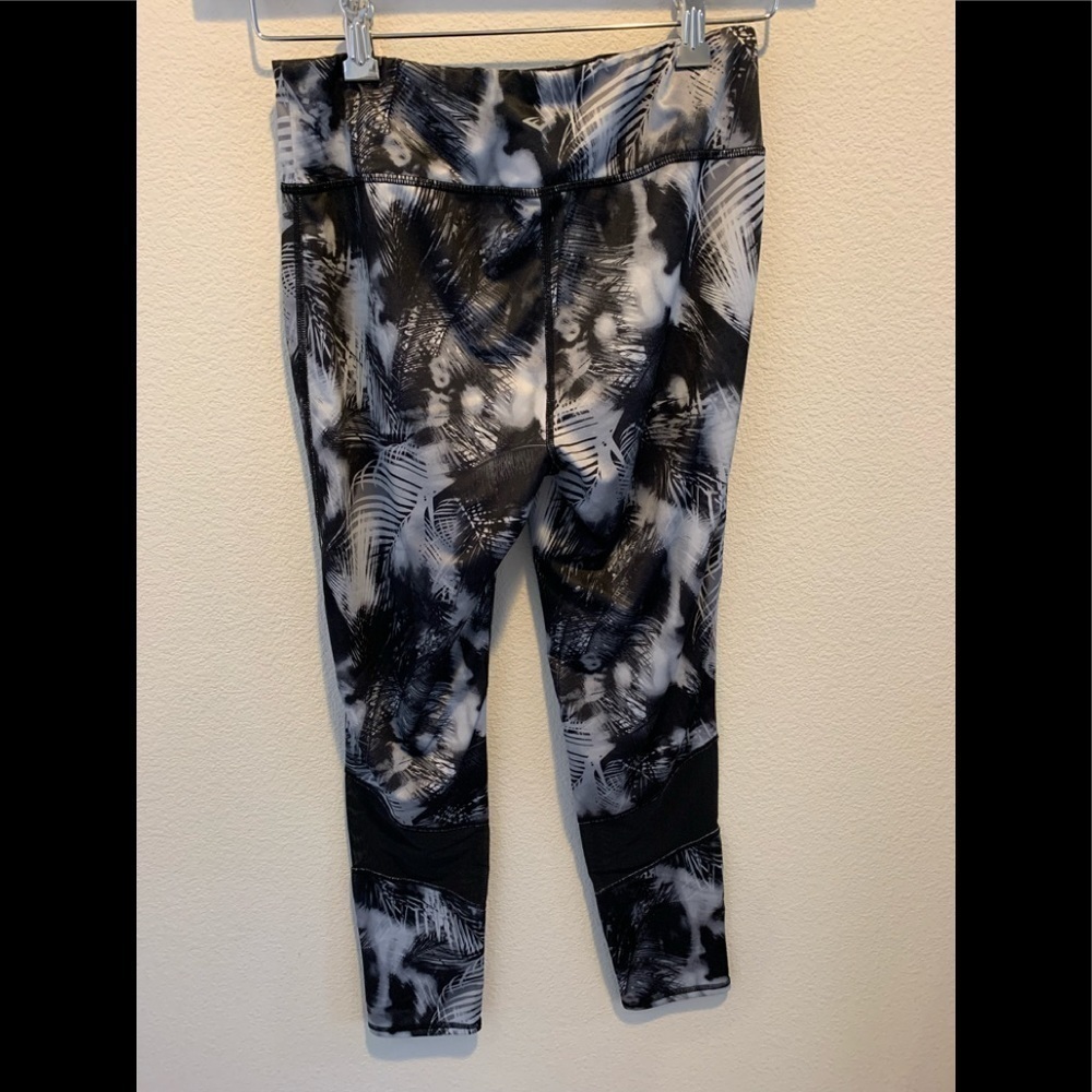 Everlast Womens multicolor(shades of gray’s&black’s) size M leggings.